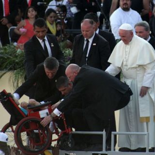 Prefiero una familia herida, a una sociedad enferma: Papa