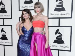 Taylor Swift y Selena Gomez acapararon miradas a su paso por la alfombra. EFE / P. Buck