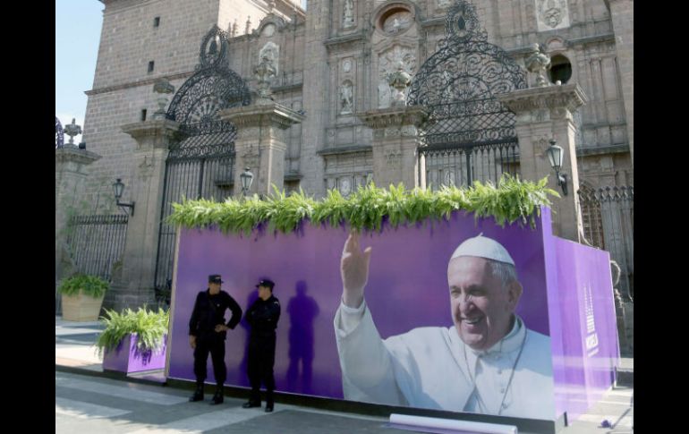 El servicio de salud guanajuatense está al pendiente de los apoyos que Michoacán pueda necesitar ante la presencia de Francisco. AFP / A. Estrella