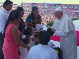 El Papa también escuchó a un joven en silla de ruedas preocupado por los 'malos pasos' de la juventud. TWITTER / @ConElPapa