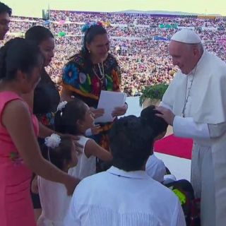 Divorciados vueltos a casar y madre soltera comparten historias con el Papa