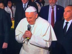 El Pontífice se tomó unos minutos para dialogar con los católicos que le esperaban desde hacía varias horas en el lugar. TWITTER / @ConElPapa