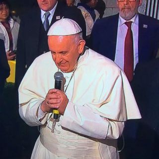 Francisco saluda a personas fuera de la Nunciatura