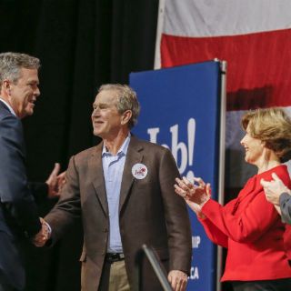 George W. Bush apoya a Jeb Bush en contienda republicana