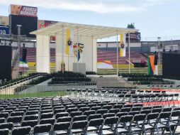 Dentro del pequeño estadio decenas de personas trabajan a contrarreloj para tener listo el mosaico que adornará parte del escenario. SUN / A. Solís