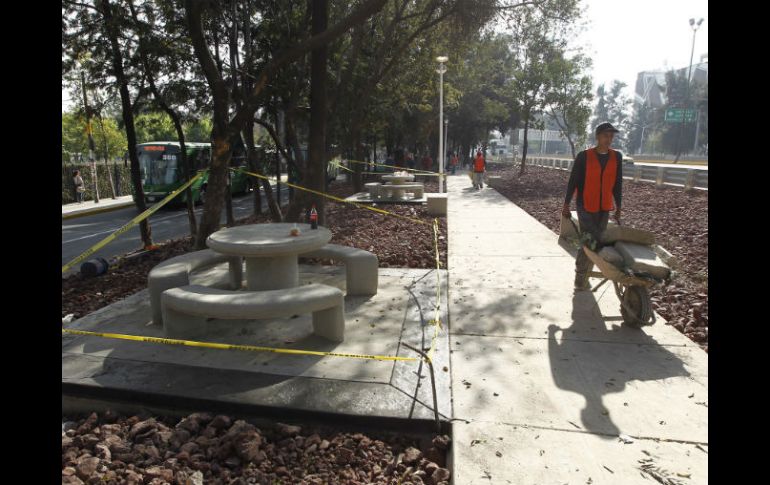 El proyecto debió estar concluido ayer; aún hay trabajadores en la zona. EL INFORMADOR / E. Barrera