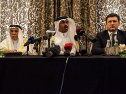 Mohamed Saleh al Sada (centro) espera que el resto de los países productores apliquen la misma medida. AFP / O. Morvan