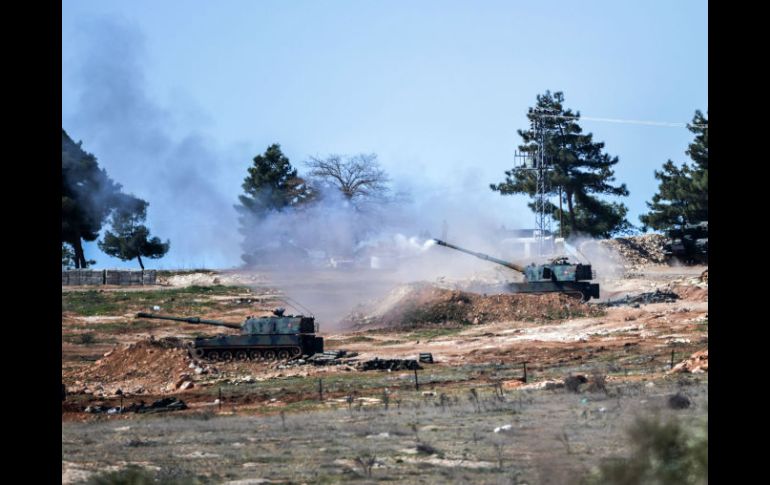 Tanques turcos disparan hacia Siria. La actitud frente a los kurdos divide a Turquía y EU, líder de la coalición. AFP / B. Kilic