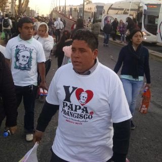 Religiosos hacen fila para misa del Papa en Michoacán