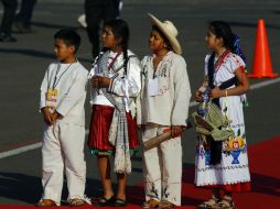 Más de 150 artistas indígenas dan la bienvenida al Papa Francisco en el aeropuerto de Morelia. AP / H. Guerrero