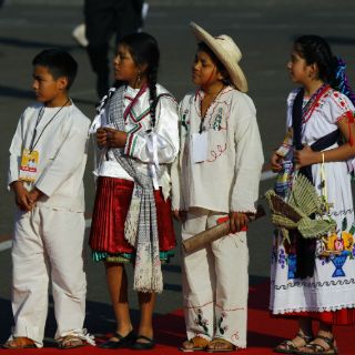 Danzantes michoacanos dan bienvenida al Papa