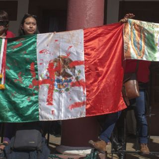 Abogado de padres de los 43 niega presión para ver al Papa