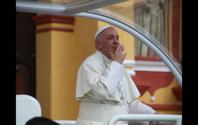 Comentan que el Papa 'ha estado fascinado con el recibimiento porque es visible en su cara de alegría y sus ganas'. EFE / B. Fregoso