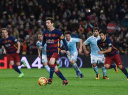 Momento en que Messio toca el balón a la llegada de Suárez en el polémico penal. AFP / J.Lago