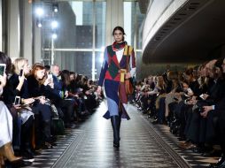 Hay diversas creaciones como vestidos de seda hasta camperas con motivos ecuestres. AFP / J. Samad