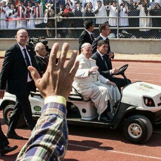 El Papa llega al estadio 'José María Morelos'