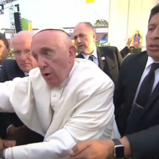 Francisco regaña a personas que intentaron jalarlo