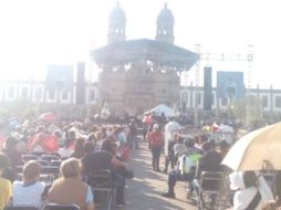 La explanada de la Plaza San Juan Pablo II lucía con tres mil sillas instaladas. TWITTER / @CatolicosGDL