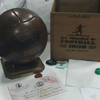 Uruguay obsequia a los Rolling Stones réplica del balón del Mundial de 1930