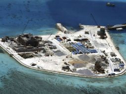 Fotografía que muestra una de las islas del archipiélago Paracel en el arrecife de Mabini donde China construía unas instalaciones. EFE / Armed Forces Of The Philippines