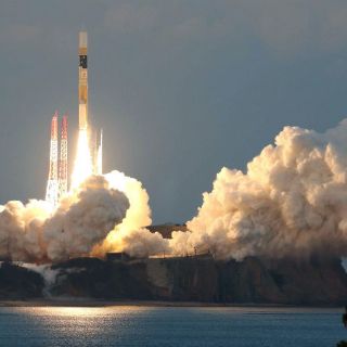 Japón lanza un satélite para observar agujeros negros