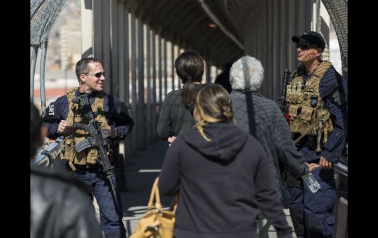 Continúa el flujo de feligreses que cruzan caminando a Ciudad Juárez. AP / ARCHIVO
