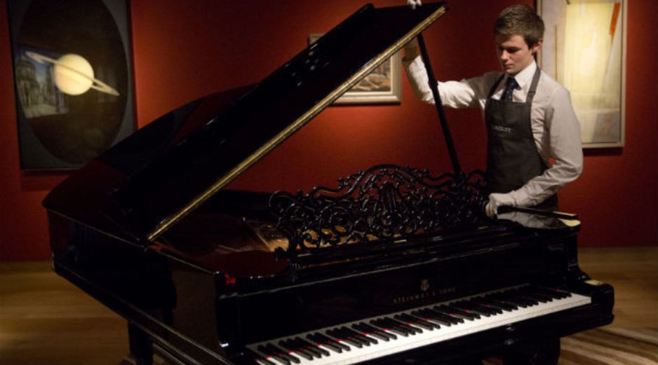 El piano del francés Yves Klein también será subastado por Christie's. AP / M. Dunham