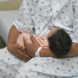 Operadora auxilia nacimiento de bebé en llamada al 066