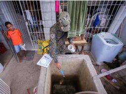 Autoridades del estado piden a la ciudadanía mantener limpios los patios y descacharrizar las viviendas. EFE / P. Campos
