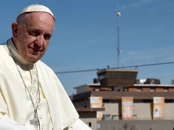''Sabemos que no se puede volver atrás, eso no quiere decir que no haya posibilidad de escribir una nueva historia'': el Papa a reos. AFP / G. Bouys