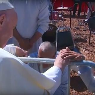 El Papa toca, bendice y ora con reos en Ciudad Juárez