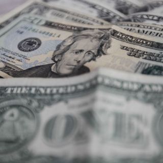 Dólar retrocede 61 centavos, cierra en 18.58 pesos