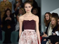 Las siluetas se mostraron muy ajustadas a la cintura y con faldas amplias. AFP / S. Vlasic