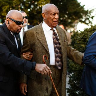 Cosby demanda a acusadora, abogada y madre