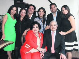 Alegría total. Gaby, Sandy, Marcos y Ady Dau, Santiago Sánchez y Marce Dau con Mila y Enrique Dau.  /