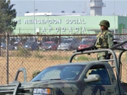 Elementos de Fuerza Civil realizaron el cateo mientras el Ejército resguardaba las inmediaciones del centro de reclusión. NTX / E. Vázquez