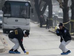 Policías turcos investigan el lugar donde se produjo un atentado la noche anterior en Ankara. EFE / T. Bozoglu