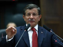 Ahmet Davutoglu durante su discurso, que fue retransmitido por televisión. AP /