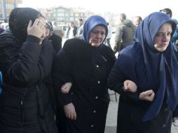 Familiares de las víctimas del atentado perpetrado en Ankara lloran mientras esperan a que les entreguen los cuerpos. EFE / T. Bozoglu