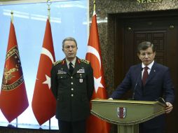 Ahmet Davutoglu (d), y el jefe del Estado Mayor de las Fuerzas Armadas de Turquía, Hulusi Akar (i), durante una rueda de prensa. EFE / H. Goktepe