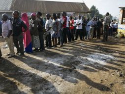 Votantes acudieron a colegios y tuvieron que esperar a que llegara el material. EFE / D. Kirokawa
