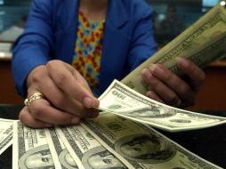 El tipo de cambio para solventar obligaciones en moneda extranjera pagaderas en el país en 18.3895 pesos. AFP / ARCHIVO