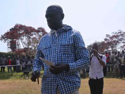 Bezigye fue llevado a su casa y después emitió su voto. AFP /