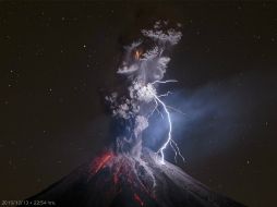 La fotografía fue tomada en diciembre pasado y muestra al coloso en erupción, con el cielo nocturno de fondo. FACEBOOK / Tapiro Fotógrafo