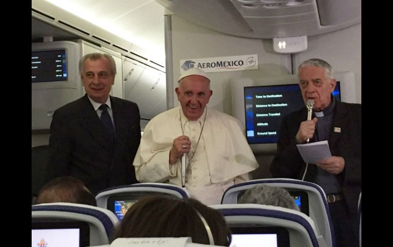 Francisco respondió durante 45 minutos a doce preguntas formuladas por 76 periodistas que viajaron con él. NTX / A. Beltramo