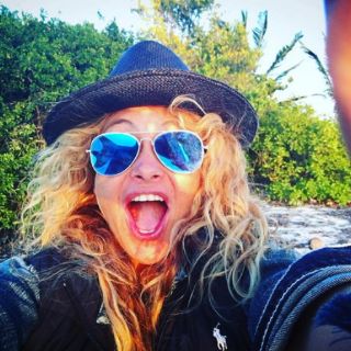 Paulina Rubio pasa últimos meses de embarazo trabajando