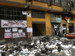 Cientos de vecinos de El Alto velaron este jueves a las seis víctimas mortales del incendio. EFE / M. Alipaz