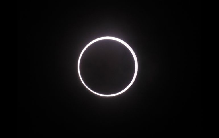 La Luna pasará entre el Sol y la Tierra y bloqueará la cara brillante del Sol mostrando una atmósfera solar tenue. AP / ARCHIVO