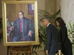 Barack y Michelle Obama frente al retrato de Antonin Scalia, en el vestíbulo de la Suprema Corte estadounidense. AP / P. Martínez