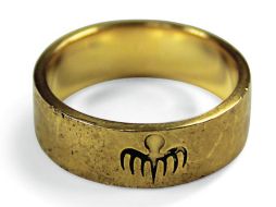 El anillo de oro del villano interpretado por Christoph Waltz alcanzó 46 mil 410 dólares. TWITTER / @ChristiesInc